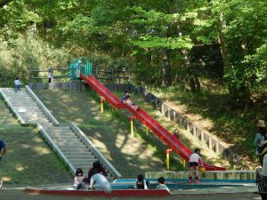 南区 横浜市児童遊園地 遊具広場 ロング滑り台