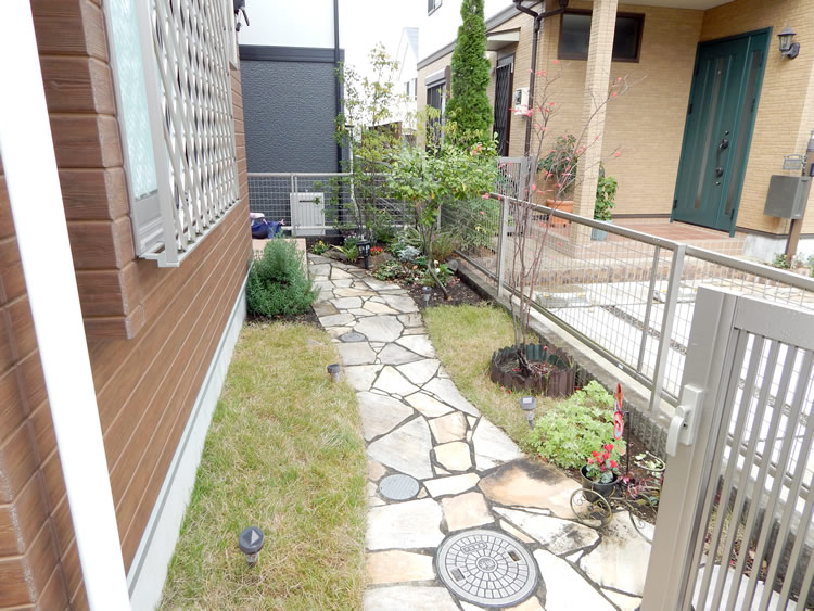 セミオーダー住宅 施工事例：外構デザイン／玄関アプローチ 横浜建物