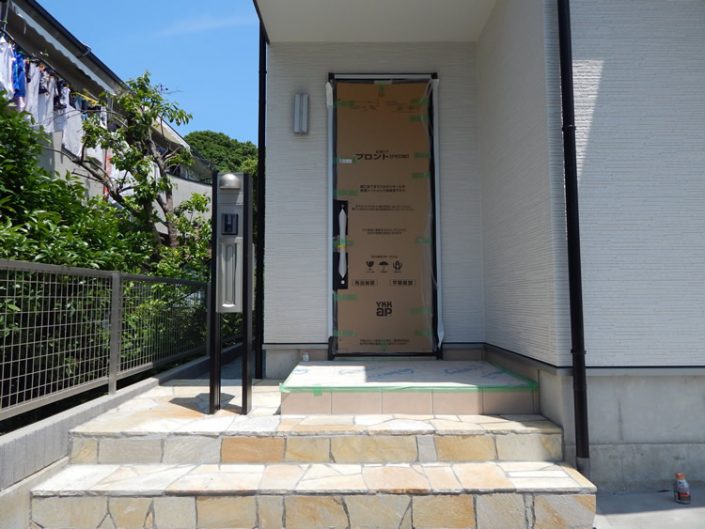 セミオーダー住宅 材質、カラーを選べる外構、玄関ドア 横浜建物