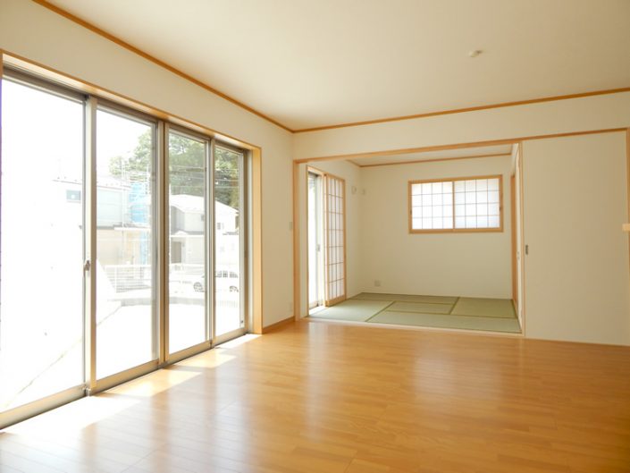 セミオーダー住宅 明るいリビングと和室 横浜建物