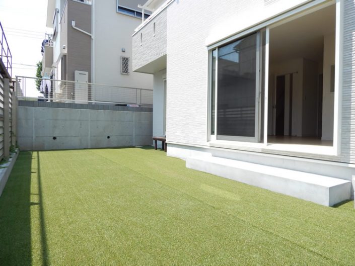 セミオーダー住宅 施工事例：人工芝を敷き詰めた庭