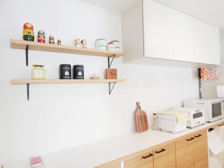 セミオーダー住宅 施工事例：キッチンに飾り棚を設置