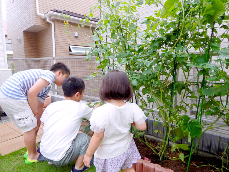 施工事例：家庭菜園の世話をするお客様宅のお子様達