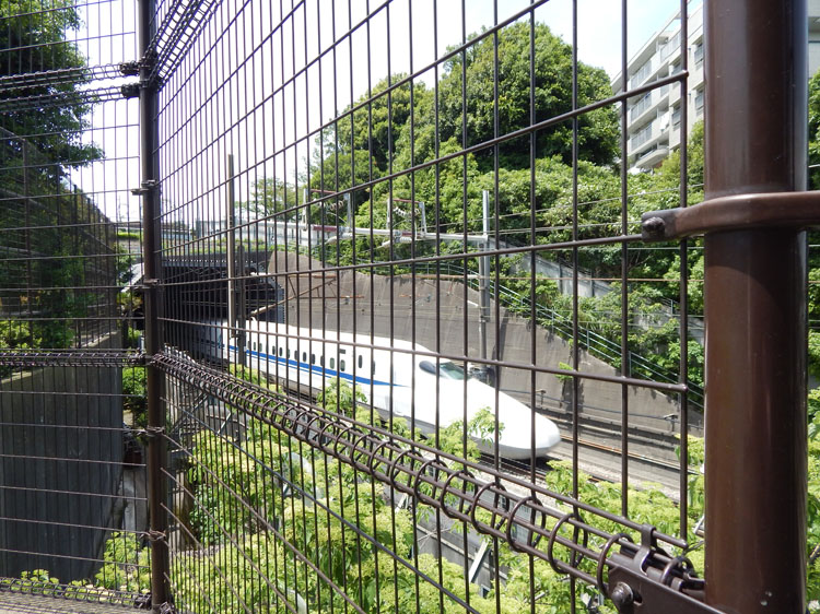 二俣川二丁目公園から見える新幹線