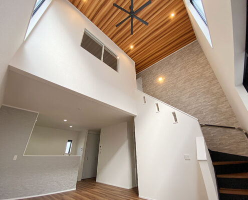 施工事例：木目調の天井が目を引くおしゃれな内装デザインのLDK