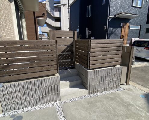施工事例：温かみのある木目調のフェンスのお客様宅