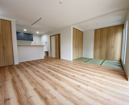 施工事例：温かみを感じさせる木目調の床材と建具