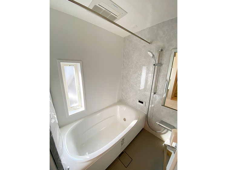 アイムウェル上柏尾 モデルハウス：目にやさしいウォームグレーを基調にした明るいバスルーム
