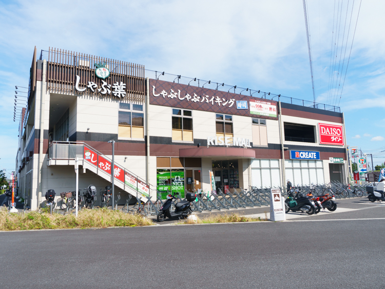 ライズモール戸塚…約900m/徒歩11分　　食品館あおば戸塚町店 　クリエイトＳ・Ｄライズモール戸塚店 　DAISO ライズモール戸塚店 　しゃぶ葉 ライズモール戸塚店 　田中体操クラブ 　NICE SHOT 　やまゆり歯科クリニック 　ヘアーサロンIWASAKI 　カーブス ライズモール戸塚