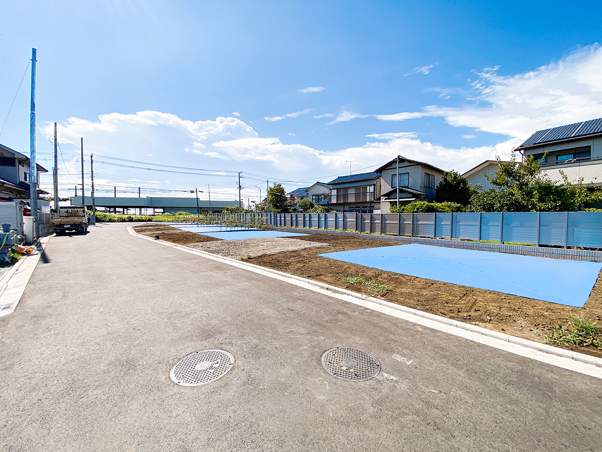 大きな空の下、開放感が広がる分譲現地。ゆったりとしたフラットな街区に並ぶ区画。