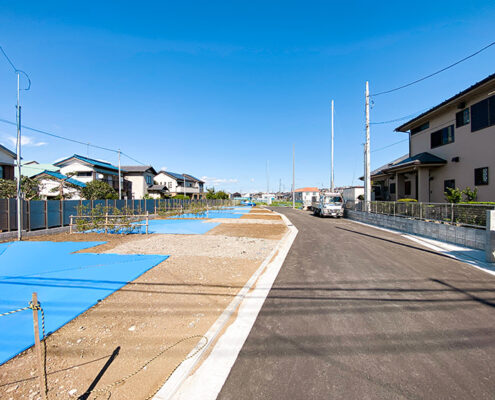 大空の下、開放感が広がるラシット横浜 汲沢町 全12棟の現地。新設した道路沿いに6区画、写真奥に6区画が並ぶ。