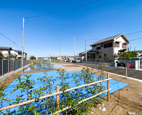 大空の下、開放感が広がるラシット横浜 汲沢町 全12棟の現地。新設した道路沿いに6区画、写真奥に6区画が並ぶ。