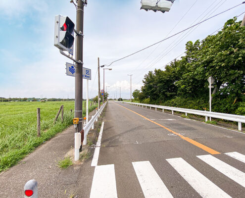 緑の通信隊グラウンドとまっすぐに道路