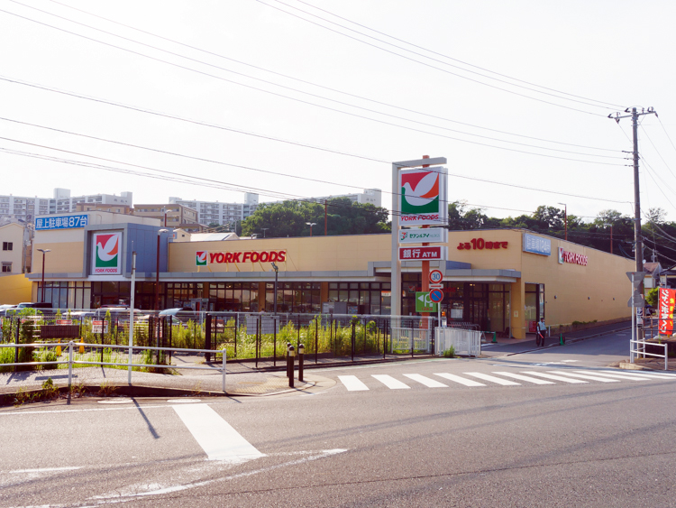 ハトのマークの看板が見えるヨークフーズ戸塚深谷町店の外観