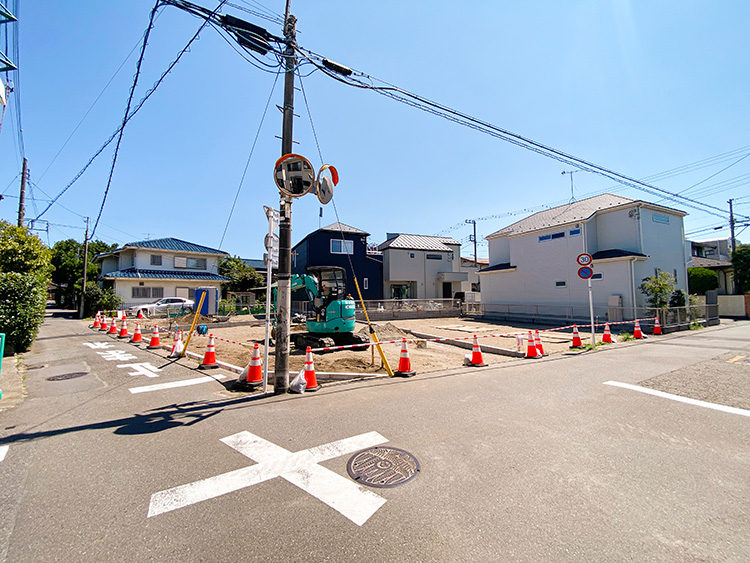 間も無く造成工事完了予定の「本鵠沼2丁目 全11棟 最終期 全3棟」の現地。交通量が少ないフラットな道路に面した角地の明るい街区。