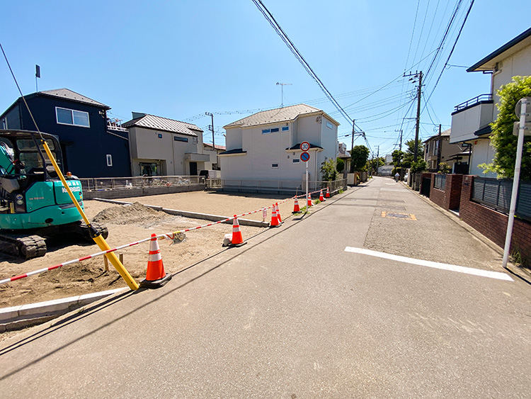 着々と造成工事が進行中の「本鵠沼2丁目 全11棟 最終期 全3棟」の現地。交通量が少ないフラットな道路に面したゆったりとした3区画。