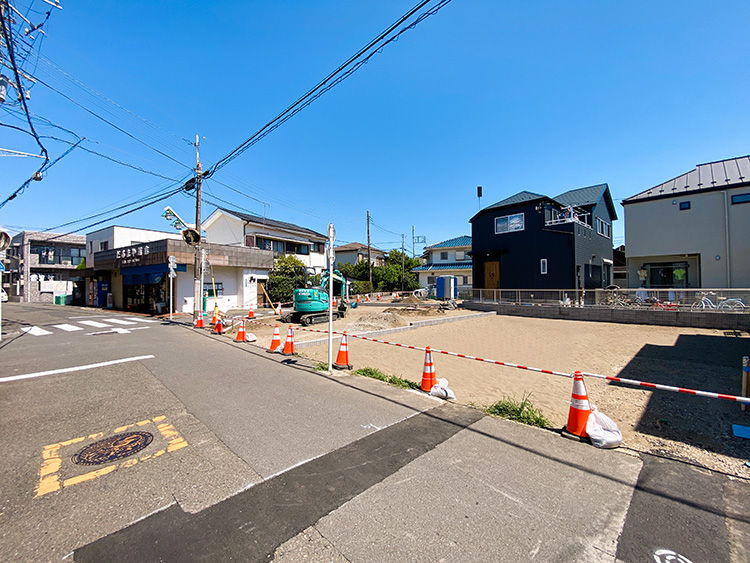 青空の下で造成工事が進められている、本鵠沼2丁目 全11棟 最終期 全3棟の現地。閑静な住宅街の中、のどかなやすらぎが感じられる。