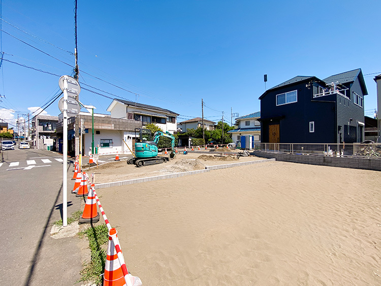 間も無く造成工事完了予定の「本鵠沼2丁目 全11棟 最終期 全3棟」の現地。青空の下、清々しい開放感が広がっている。