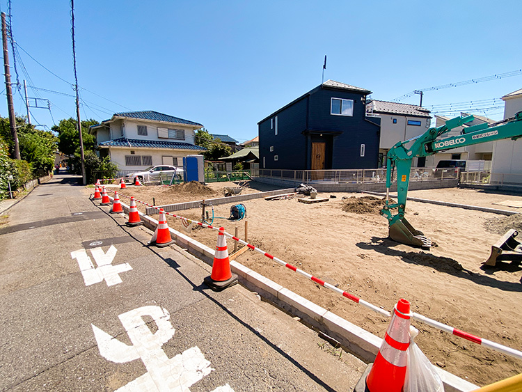 造成工事が着々と進行中の本鵠沼2丁目 全11棟 最終期 全3棟の現地。交通量が少ない道路に面した角地のゆったりとした3区画。