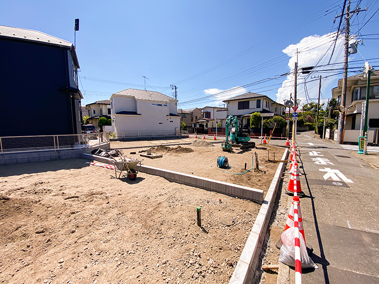 造成工事が着々と進行中の本鵠沼2丁目 全11棟 最終期 全3棟の現地。夏雲が浮かぶ青空の下、清々しい開放感が広がっている。