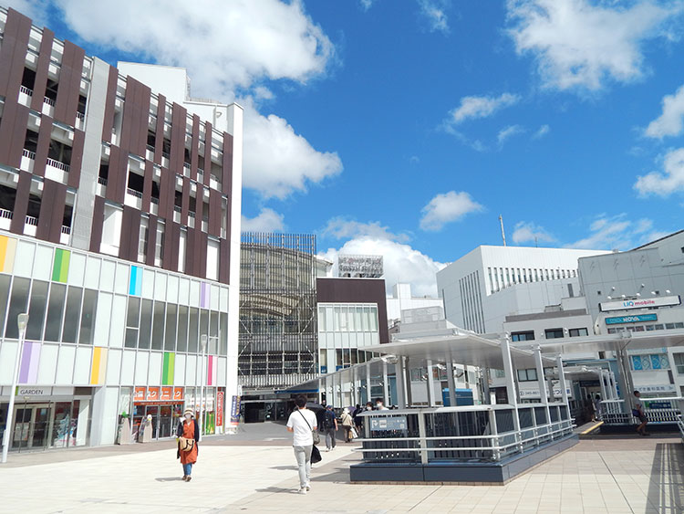 JR戸塚駅西口、ショッピングモール・トツカーナ横の駅入り口へと続くペデストリアンデッキ