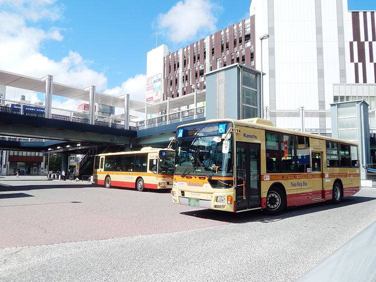 JR戸塚駅西口、ショッピングモール・トツカーナの前面の「戸塚バスセンター」から出発する神奈中バス