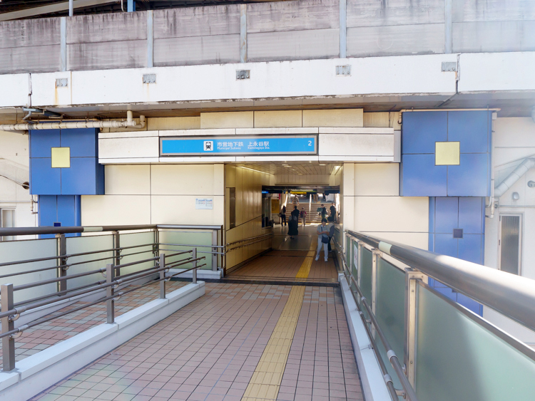 横浜市営地下鉄ブルーライン「上永谷駅」の駅ビル入り口。ビルのデザインにはブルーラインのブルーカラーがあしらわれている。