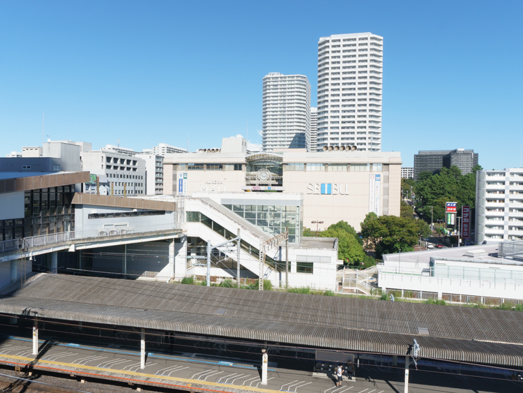 JR東戸塚駅とショッピングモール「オーロラシティ」。駅周辺に緑が豊かなことが見える。オーロラシティの後ろに東戸塚のランドマーク的なタワーマンションがそびえ立っている。