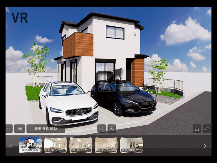 白い壁に明るいブラウンのポイントカラーがおしゃれな新築戸建て住宅のVRパース。広々とした庭とカースペースがあり車2台が停まっている。