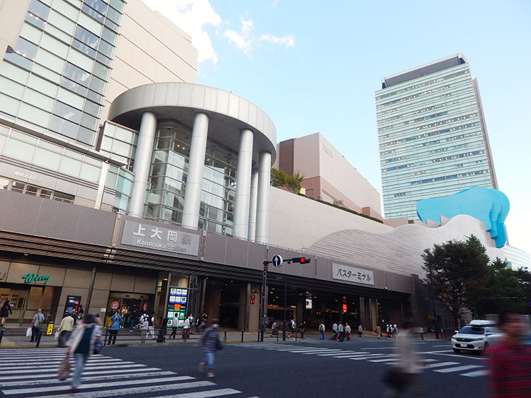 京浜急行本線・市営地下鉄ブルーライン「上大岡駅」の駅ビル「ウィング 上大岡」の入り口、上大岡駅とバスターミナルの入り口が見える。