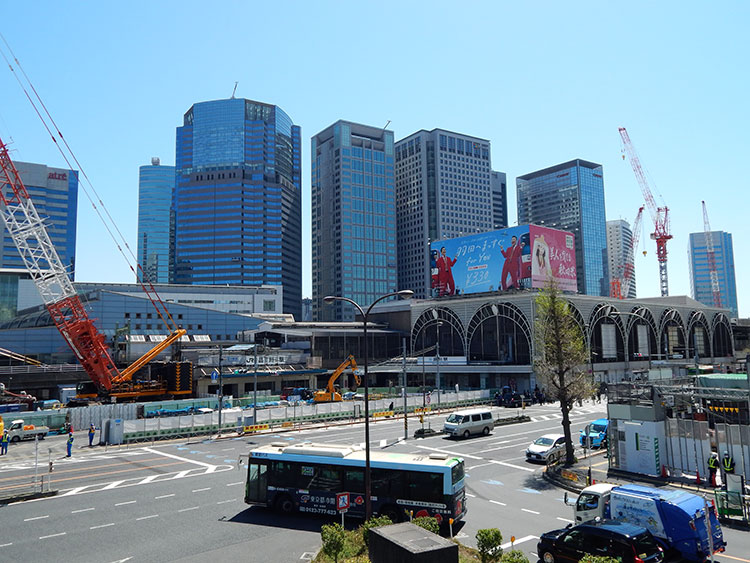 大規模な再開発が進行中のJR品川駅・高輪口。港南口に建ち並ぶアトレ品川やJR品川イーストビルなどの高層ビルが見える。