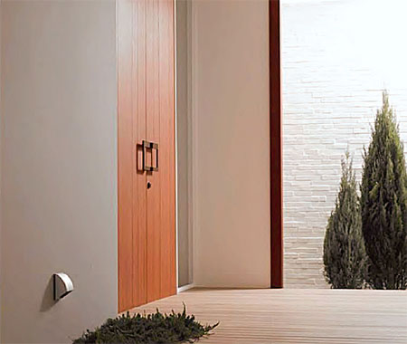 住宅外観に調和する電設ボックス設置例 住宅玄関横に設置された電設ボックスと外観デザインの施工例写真