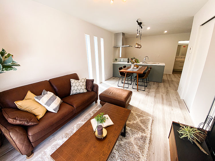 木のぬくもりを感じる家具でまとめた、くつろぎやすい明るいリビング空間。