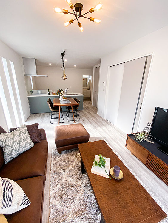 シーリングライトのやさしい光が部屋全体を包み込む開放的なリビング。