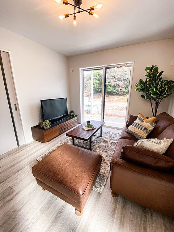 大きな窓から自然光が入り、家具配置もしやすいすっきりとしたリビング。