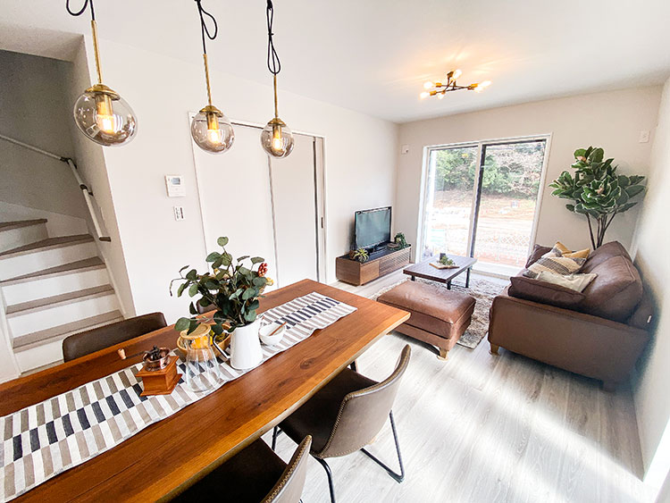 ペンダントライトが食卓を照らす、落ち着いた雰囲気のダイニングスペース。