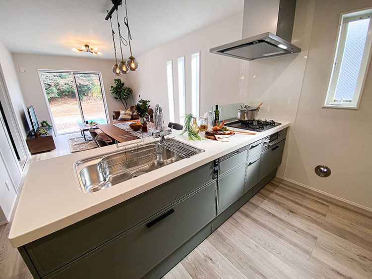 作業スペースが広く、リビングを見渡せる開放的な対面キッチン。