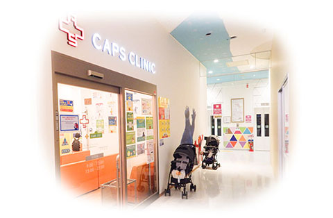 カラフルに可愛らしく整えられた、小児科 キャップスクリニック東戸塚の入り口の写真