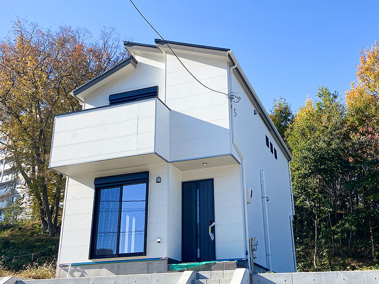 白い外壁がキラキラ輝く、スタイリッシュな新築マイホーム。高基礎を活かした設計で、どっしりとした安心感のある佇まいです。