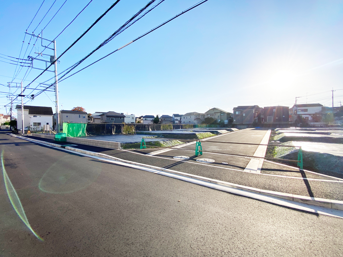 北東側の道路から見た現地 ラシット横浜 青砥町 全29棟 現地