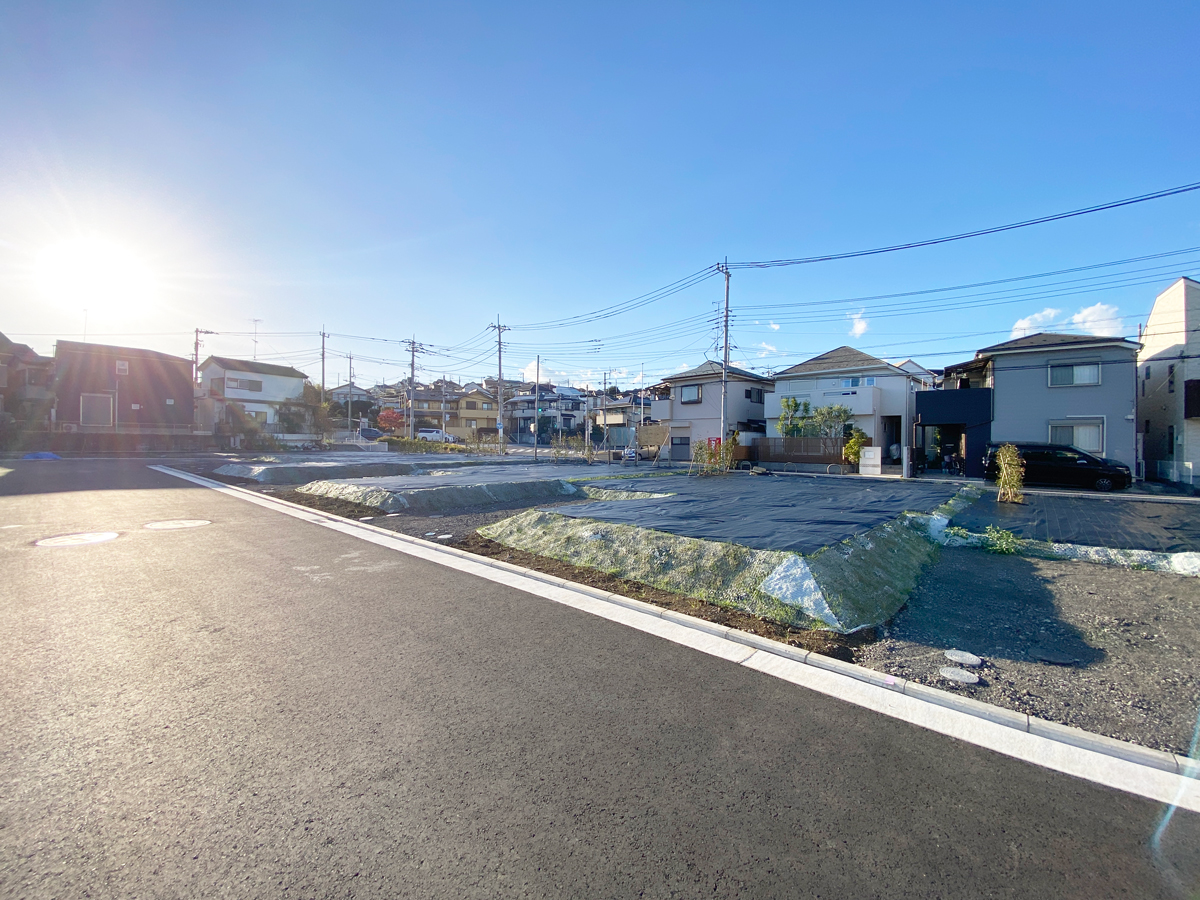 開発道路から見た現地 ラシット横浜 青砥町 全29棟 現地