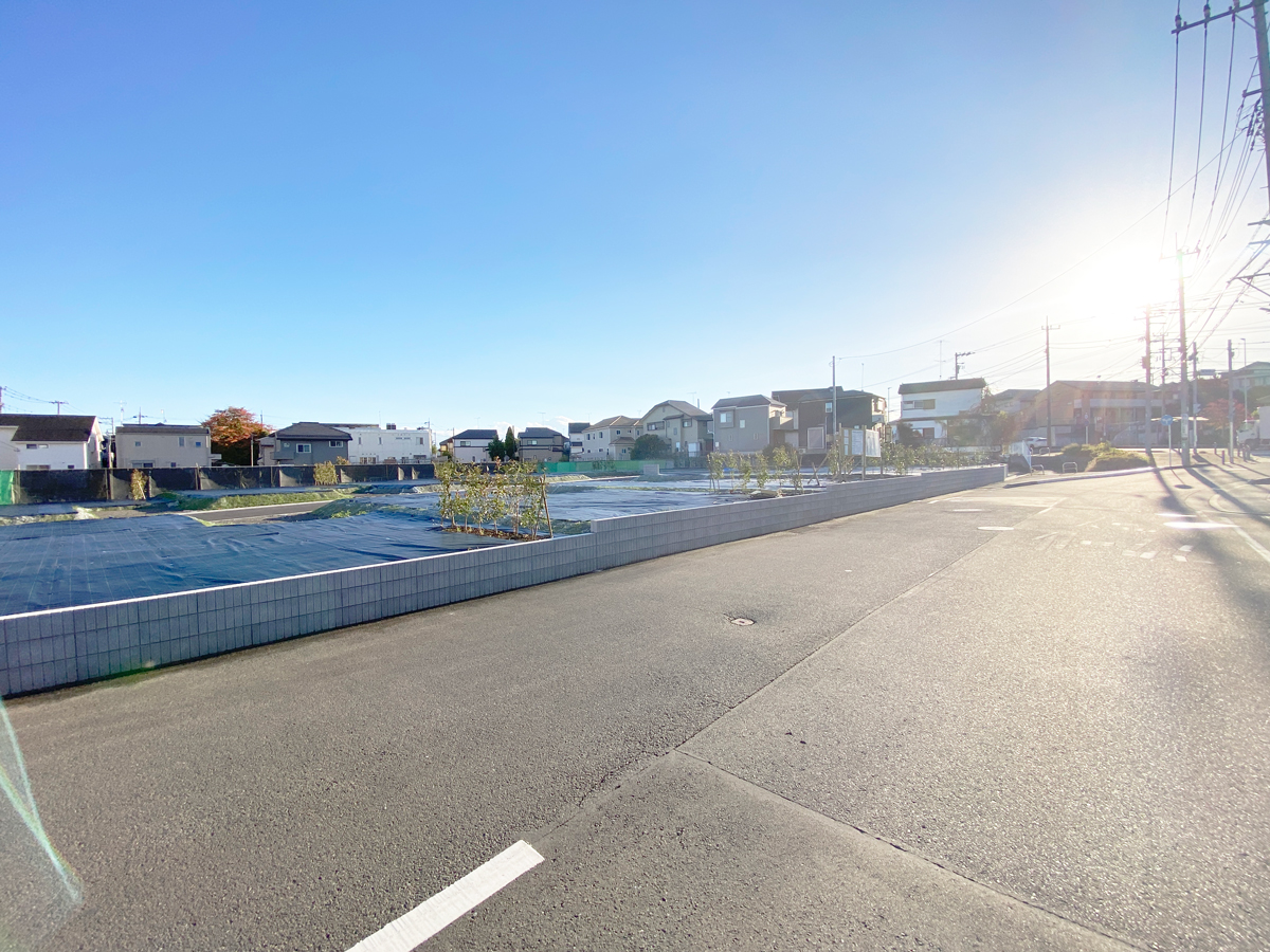 北東側の道路から見た現地 ラシット横浜 青砥町 全29棟 現地