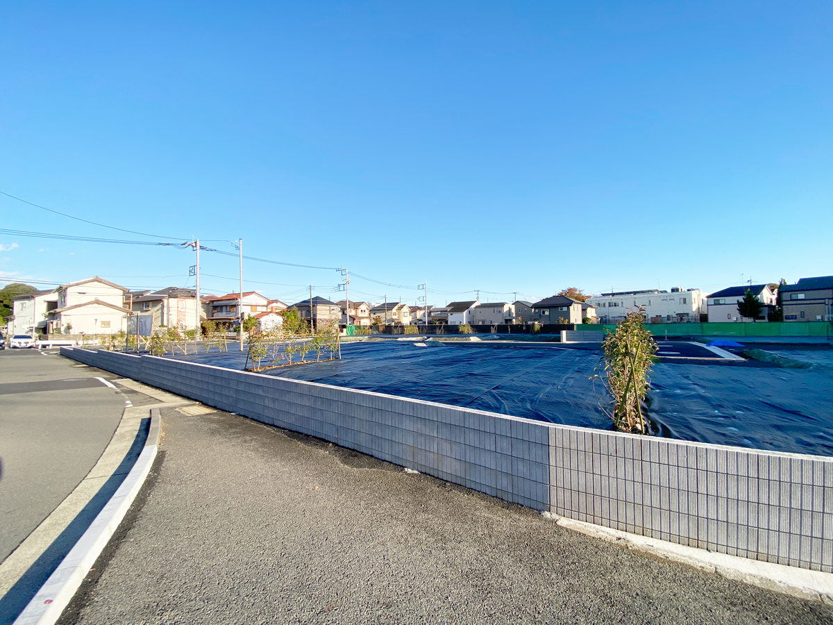 北西側の道路から見た現地 ラシット横浜 青砥町 全29棟 現地