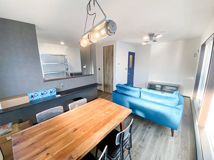 ダルトンの無骨でスタイリッシュなダイニングセットが映える、明るいダイニングスペース。