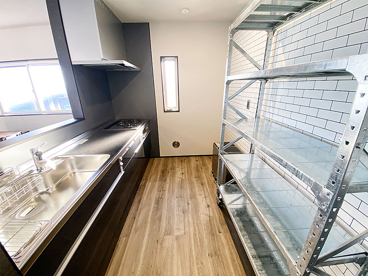 ダルトンのキッチン雑貨や照明がアクセントになった、機能美あふれるシステムキッチン。