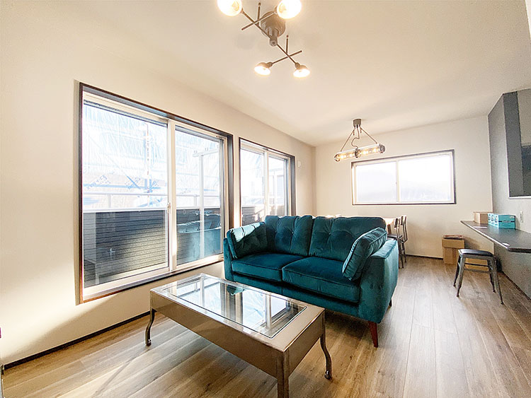 ダルトンのソファやインテリア照明が配置された、開放感あふれるお洒落なリビング。