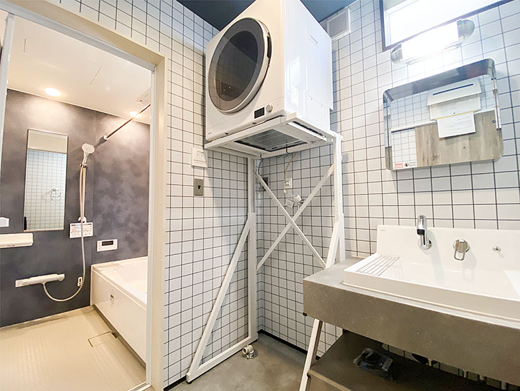 ダルトンのタオルホルダーや小物でアレンジされた、清潔感とお洒落を両立した洗面脱衣室。