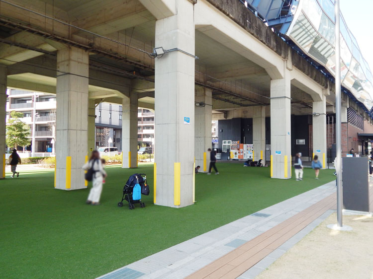 高架下広場