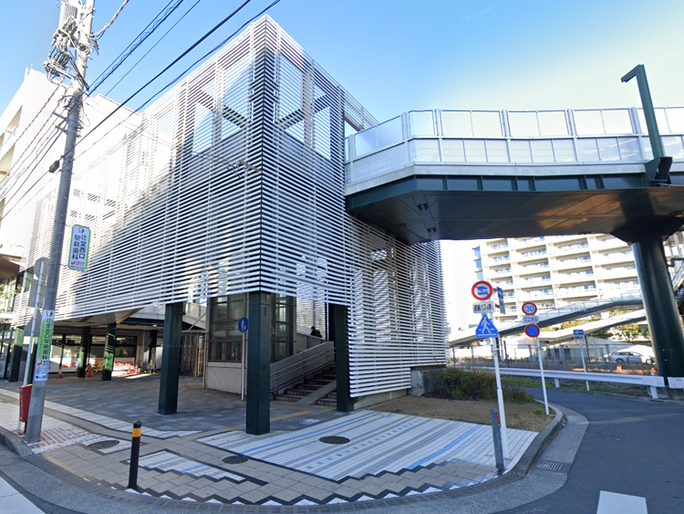 「辻堂駅」西口高架へ上がる階段とエレベーター