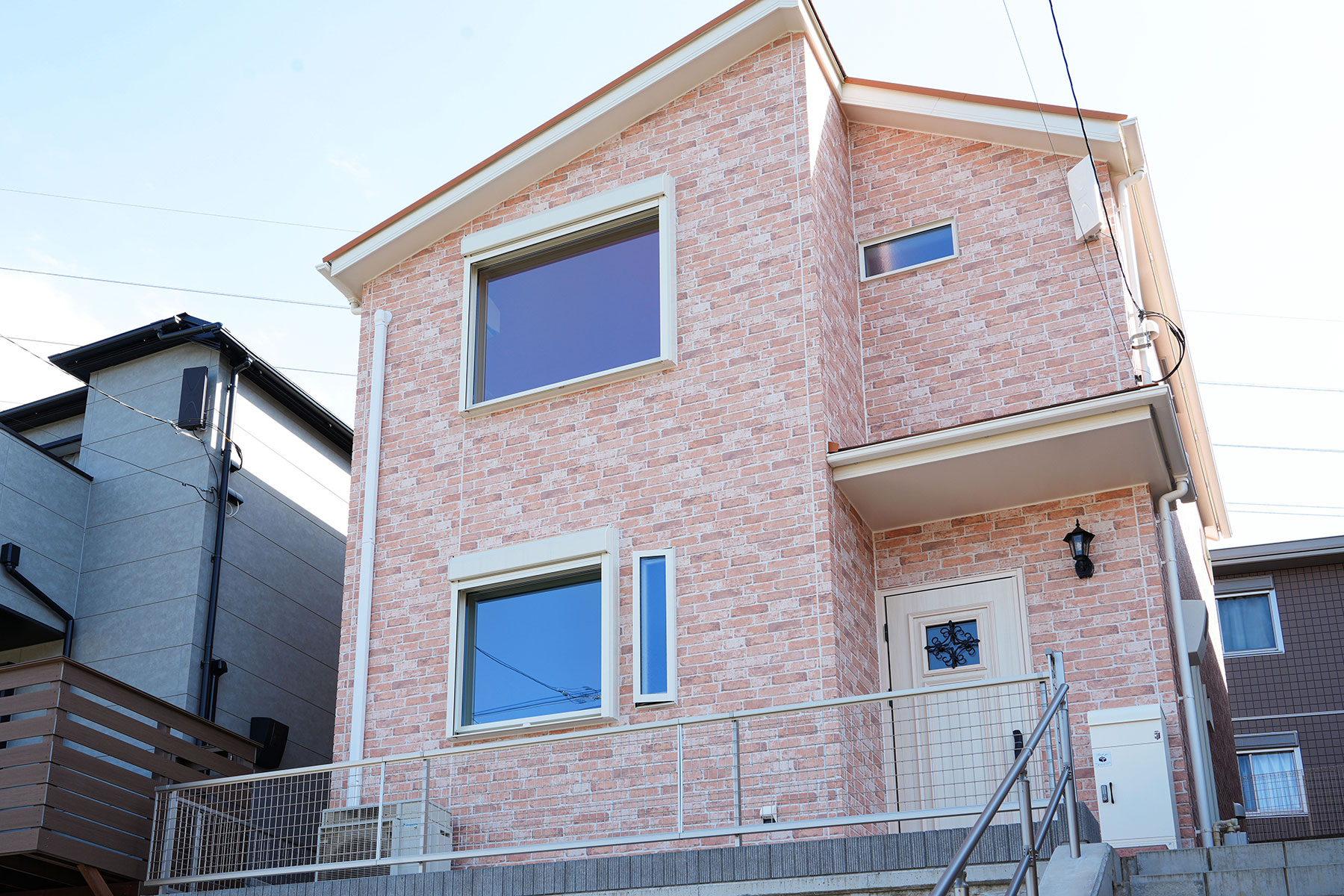 街並みに映えるこだわりの外観 高基礎を採用したレンガ調外壁の戸建て住宅外観